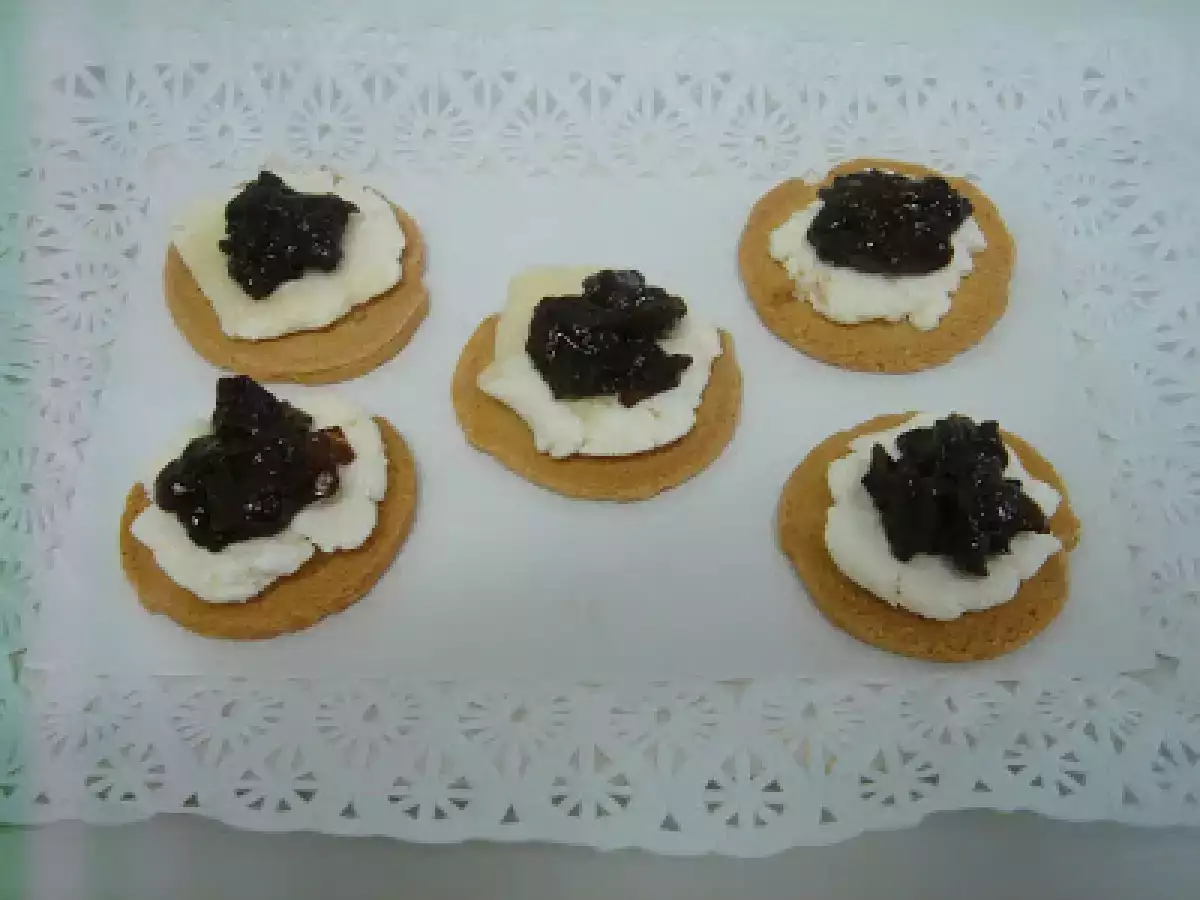 CANAPÉS DE QUESO DE CABRA CON CEBOLLA CARAMELIZADA - foto 2