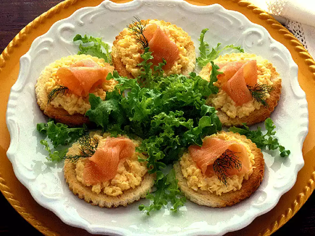 Canapés de salmón y huevos revueltos