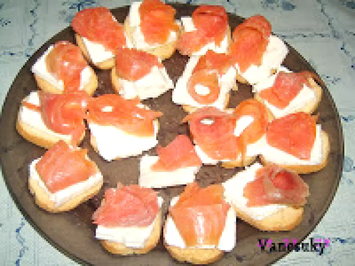 Canapés de trucha y queso fresco con premios
