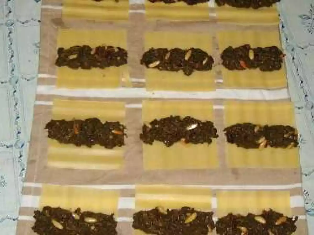 Canelones de espinacas con bechamel de calabacín y champis