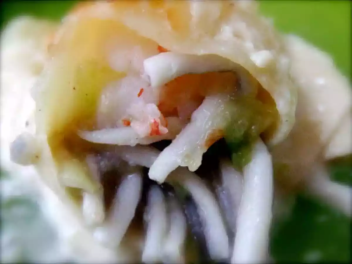 Canelones de gulas, calabacín y gambones gratinados con salsa de foie y trufa - foto 2