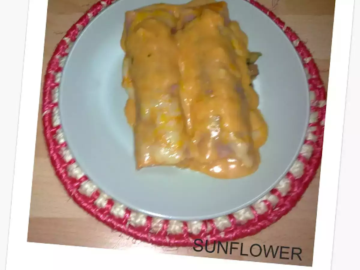 Canelones de jamón york con bechamel de tomate