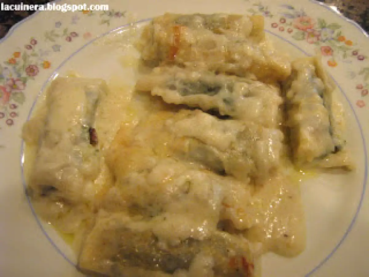 CANELONES RELLENOS DE ESPINACAS, PASAS DE CORINTO, PIÑONES Y RULO DE CABRA