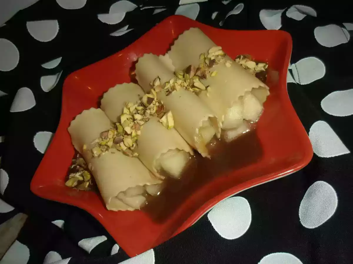 Canelones rellenos de melon con salsa de chocolate