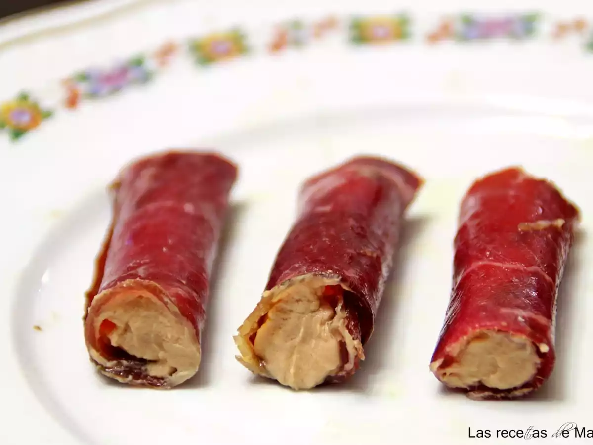 Canutillos de cecina, foie y membrillo