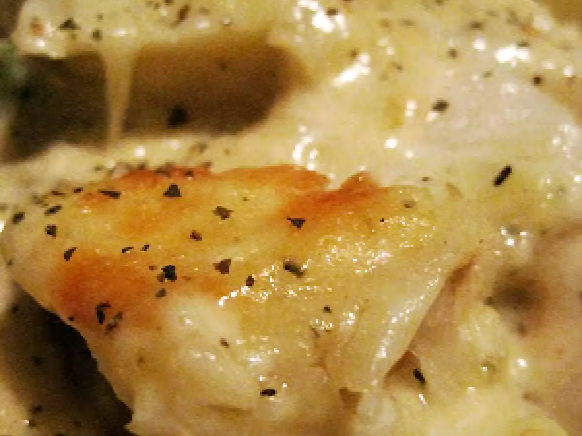 Capas de papa y vegetales en salsa blanca