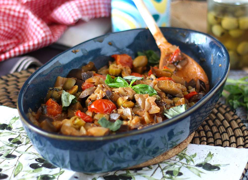 Caponata siciliana, la receta tradicional italiana,
