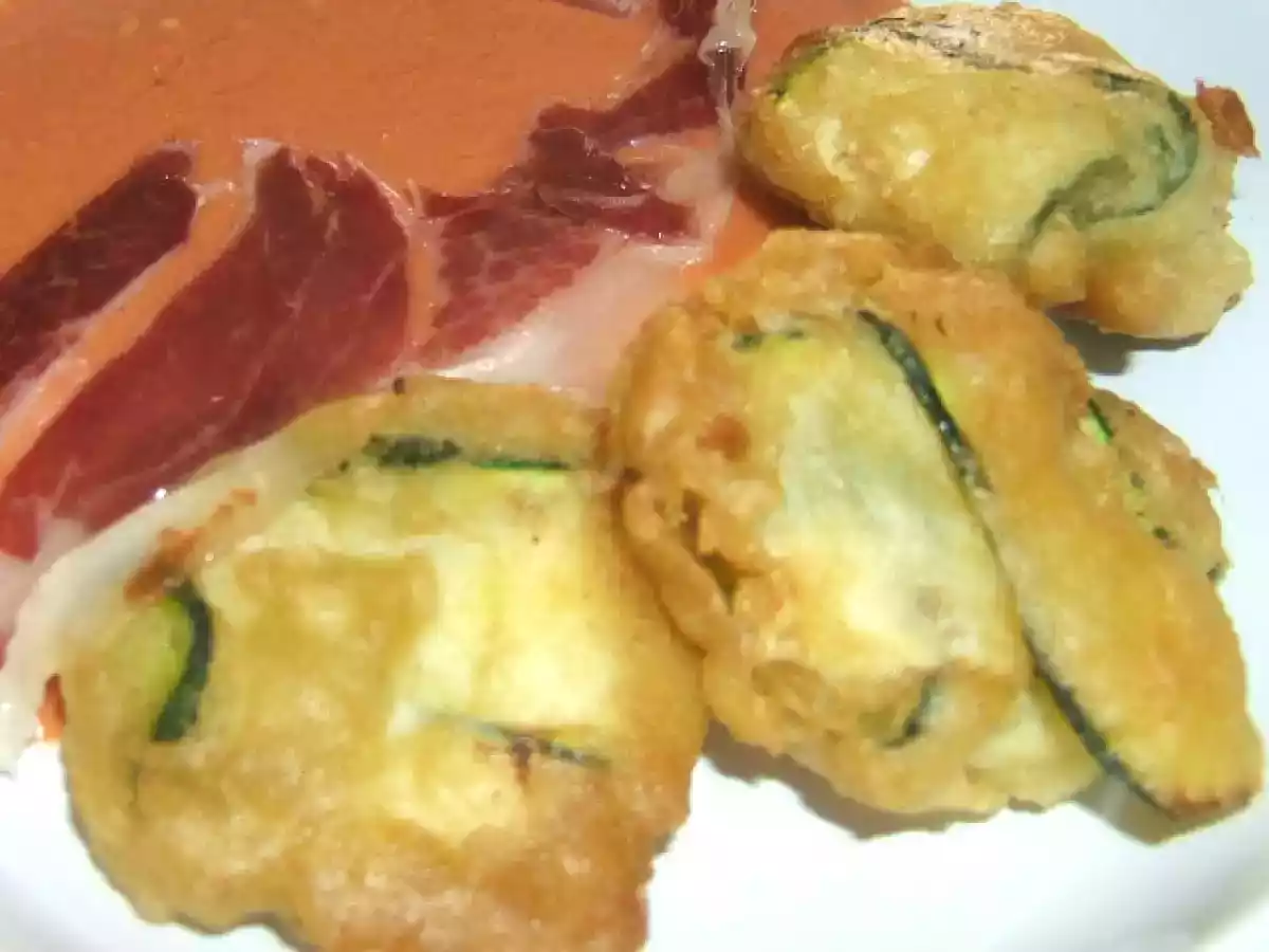 Caprichos de calabacín rellenos con jamón ibérico en cama de salmorejo.