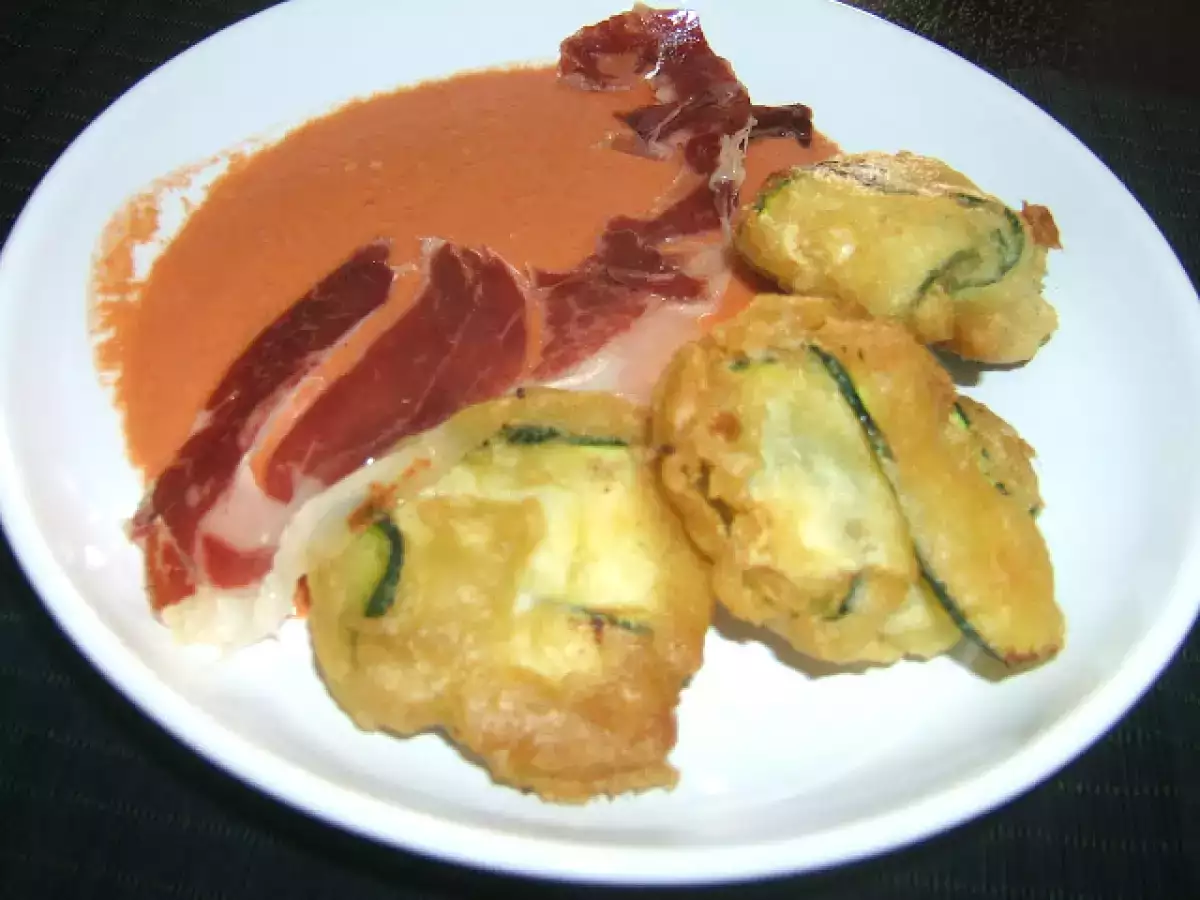 Caprichos de calabacín rellenos con jamón ibérico en cama de salmorejo. - foto 2