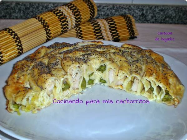 Caracola de hojaldre rellena de verduritas y pollo