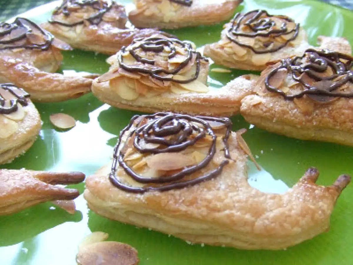 Caracoles de hojaldre y almendras