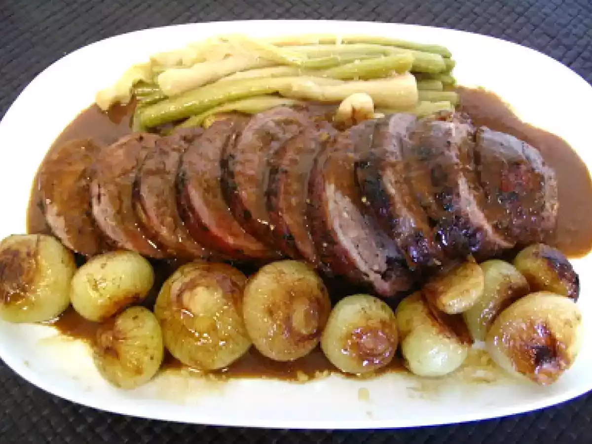 Carne de cerdo rellena y en salsa