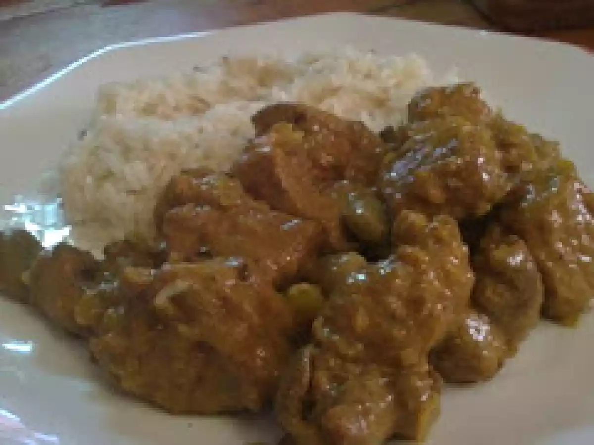 Carne en salsa de yogur con habas y champiñones