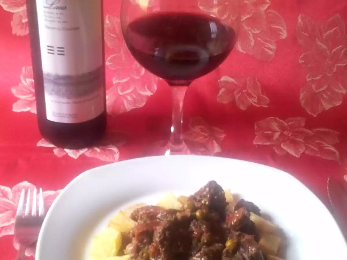Carne guisada de ternera, con patatas, chorizo, jamón serrano y vino de Somontano - foto 2