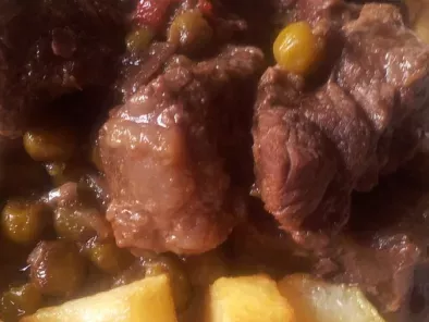 Carne guisada de ternera, con patatas, chorizo, jamón serrano y vino de Somontano