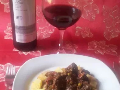 Carne guisada de ternera, con patatas, chorizo, jamón serrano y vino de Somontano - foto 2