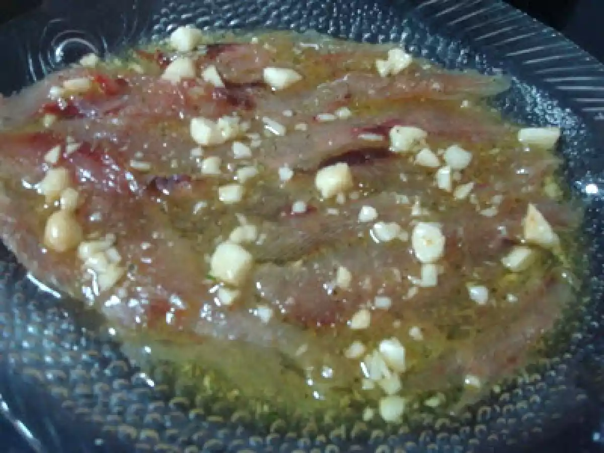 Carpaccio de atún marinado con nueces de macadamia