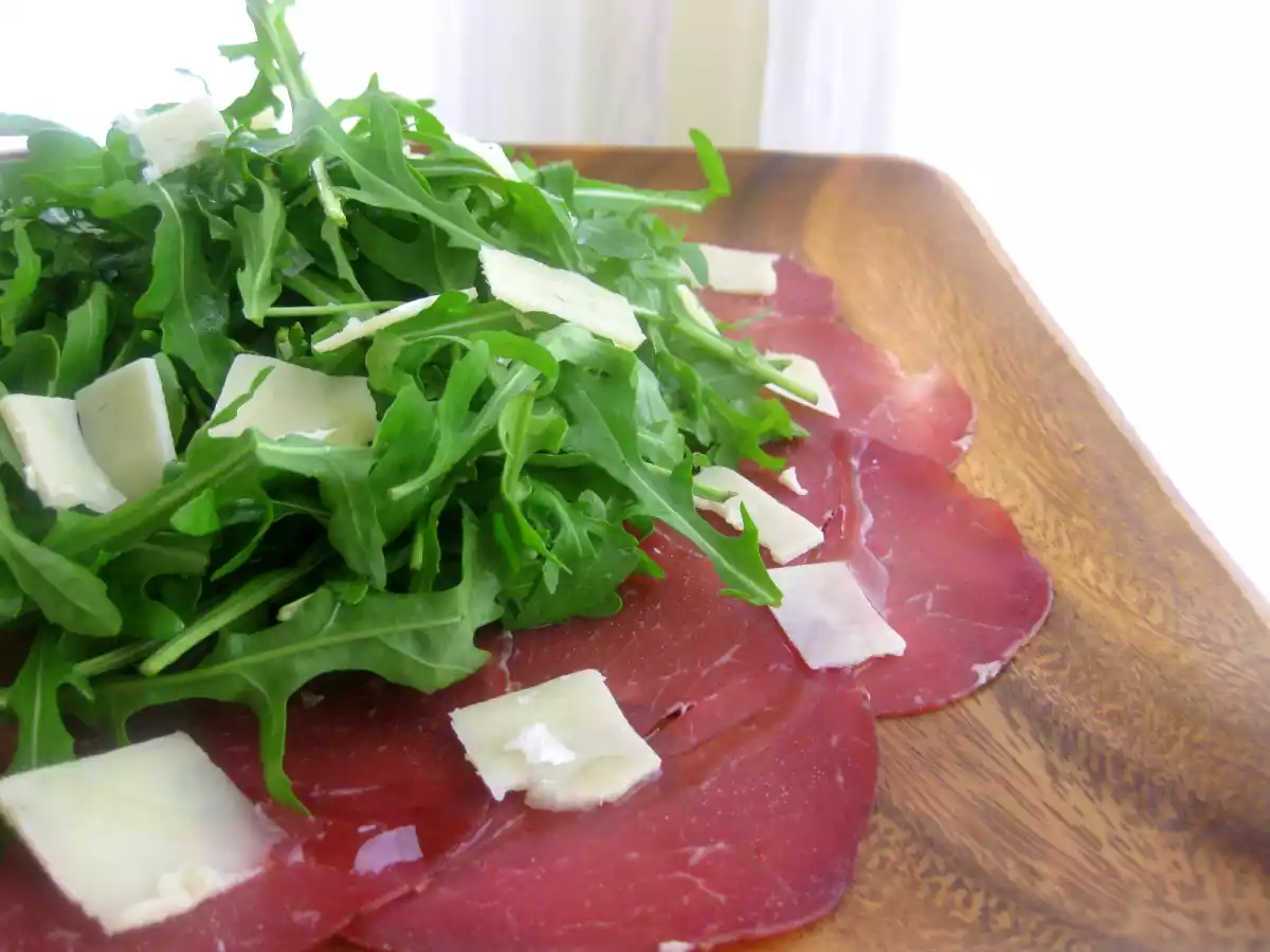 Carpaccio de bresaola con rúcula y parmesano