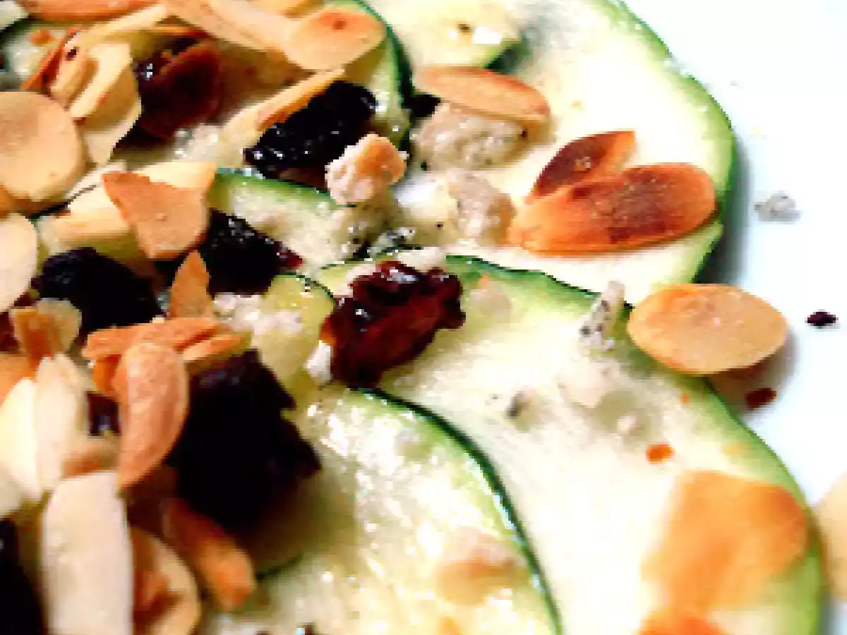 CARPACCIO DE CALABACIN CON CABRALES, PASAS Y ALMENDRAS