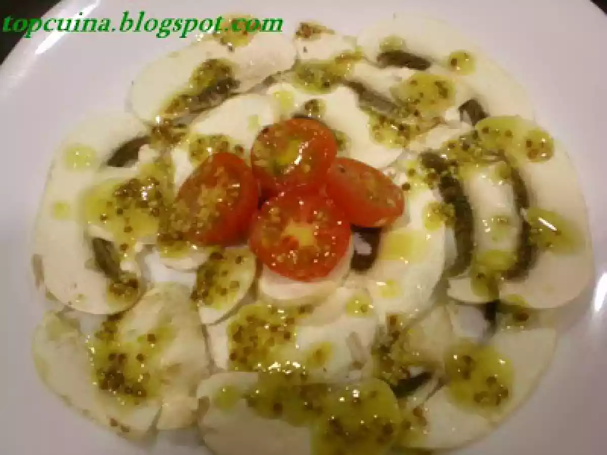 CARPACCIO DE CHAMPIÑONES CON VINAGRETA DE MOSTAZA.