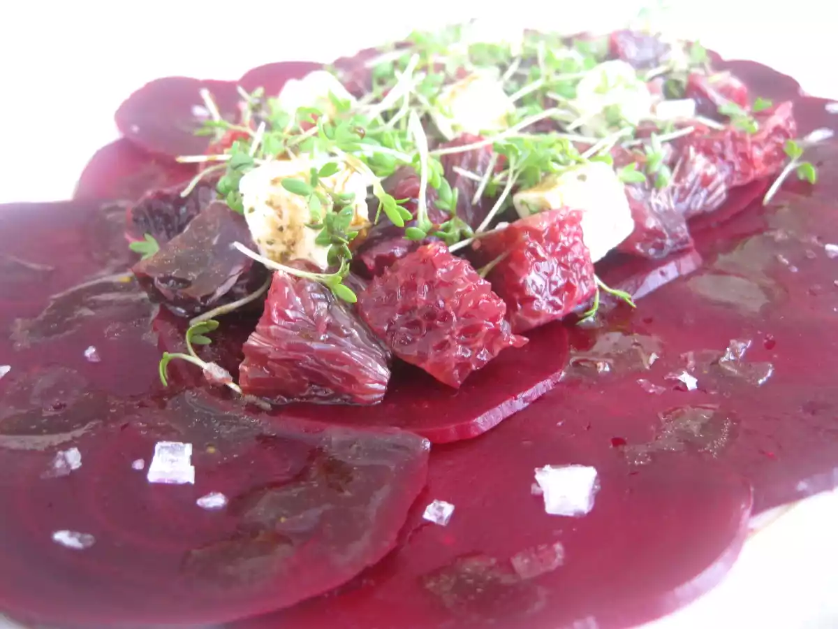 Carpaccio de remolacha con naranja sanguina y brotes de berro