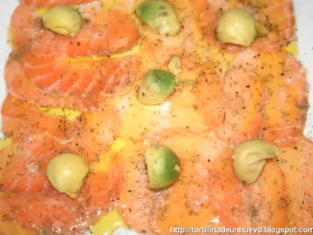 Carpaccio de salmón con aguacate