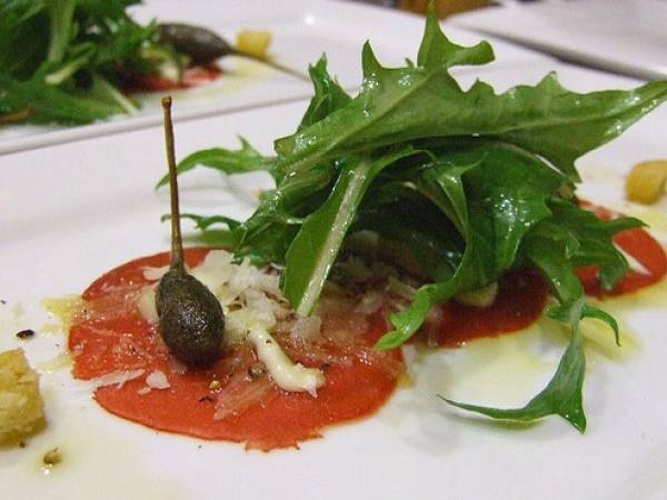 Carpaccio de solomillo con muselina de anchoas