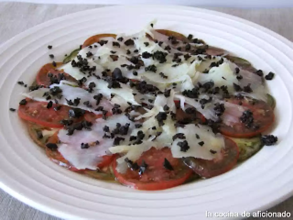 Carpaccio de tomate negro y bacalao