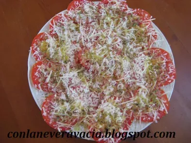 Carpaccio de tomate, parmesano y orégano