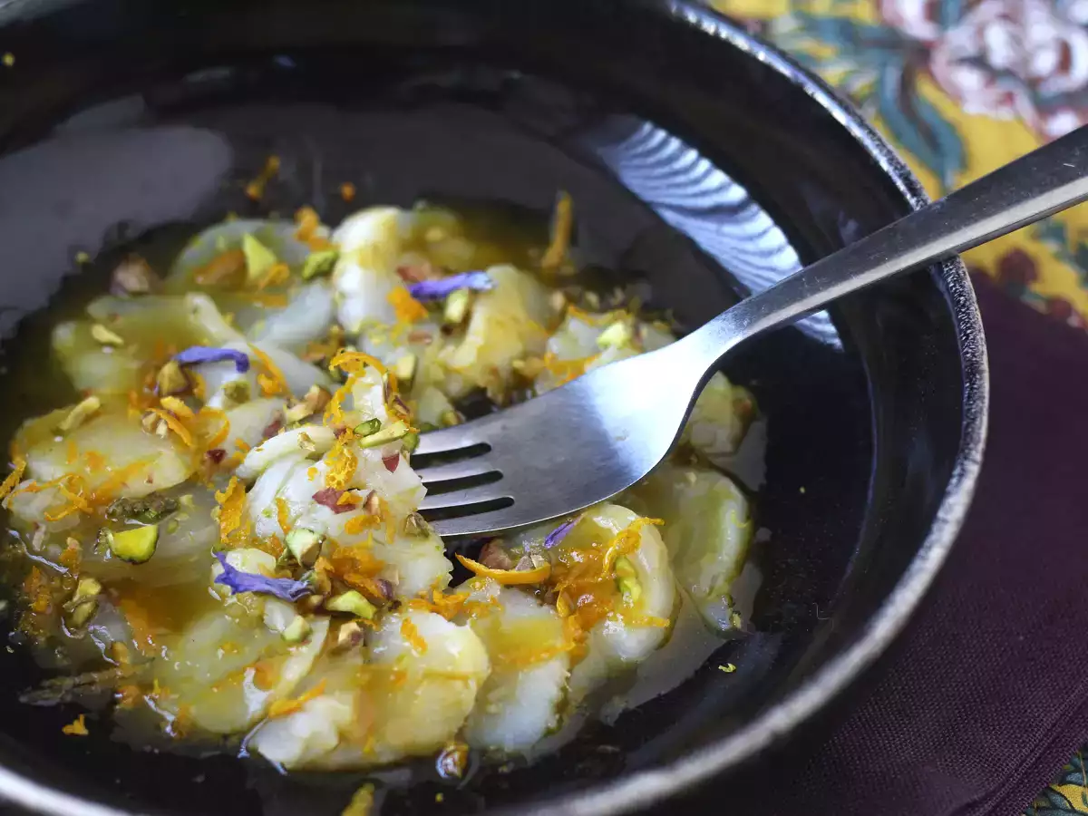 Carpaccio de vieiras con vinagreta cítrica y pistachos, un entrante elegante y fácil de preparar - foto 2