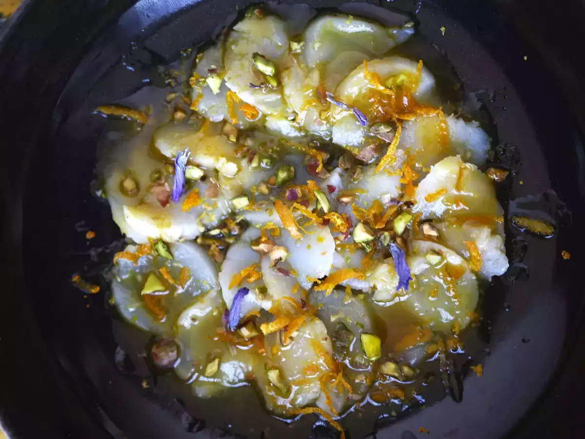 Carpaccio de vieiras con vinagreta cítrica y pistachos, un entrante elegante y fácil de preparar - foto 3