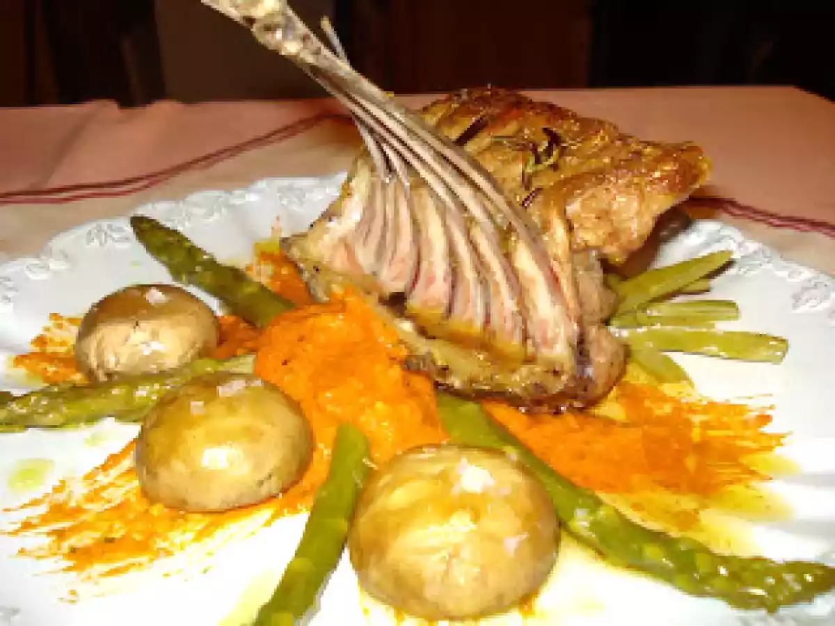 CARRÉ DE CORDERO CON PAPILLOTE DE CHAMPIÑONES Y SALSA ROMESCO