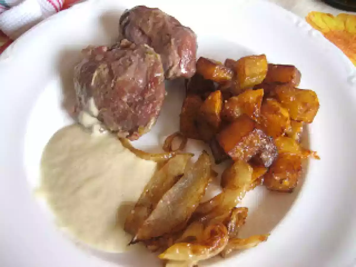 Carrilleras con patatas al ajillo