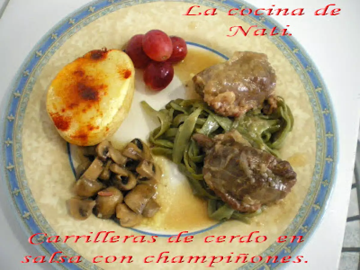 CARRILLERAS DE CERDO EN SALSA CON CHAMPIÑONES.