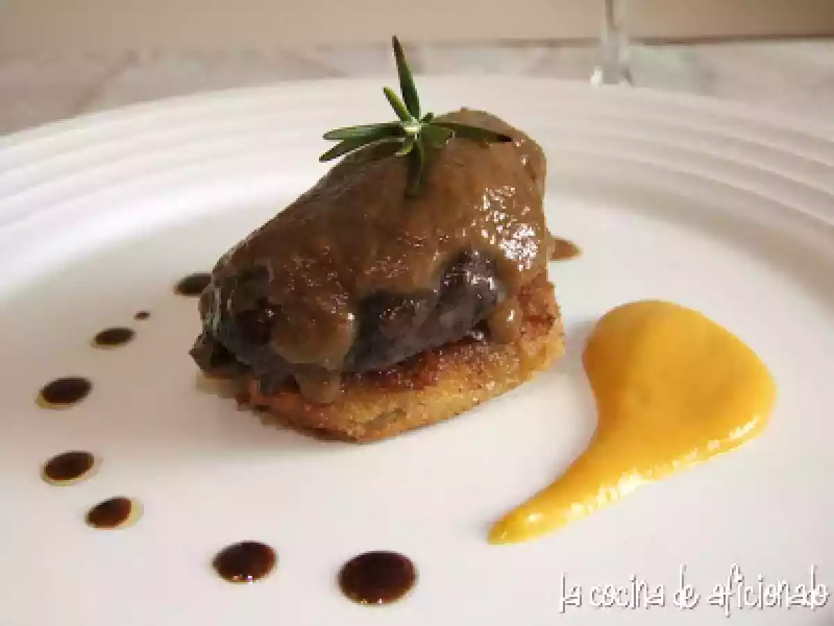 Carrilleras de cerdo estofadas con galleta de manitas y puré de melocotón