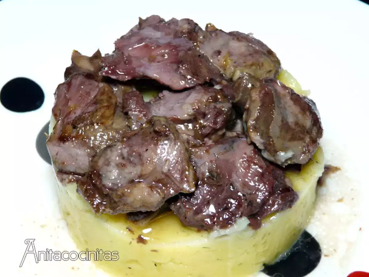 Carrilleras de ciervo cascajares sobre puré de patata