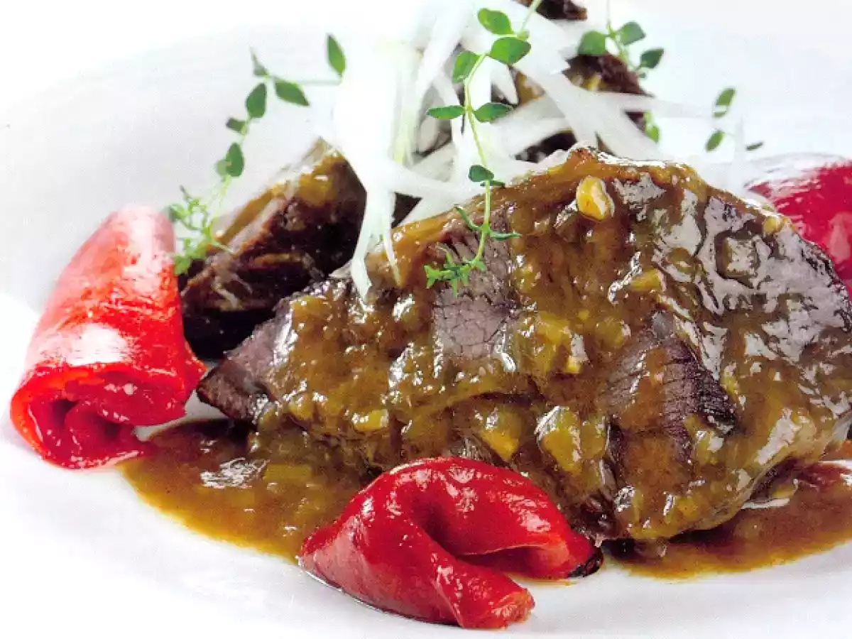 Carrilleras de ternera con piquillos confitados