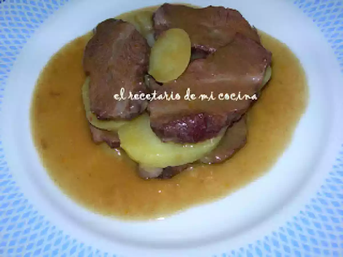 CARRILLERAS DE TERNERA EN SALSA CON PATATAS AL TOMILLO