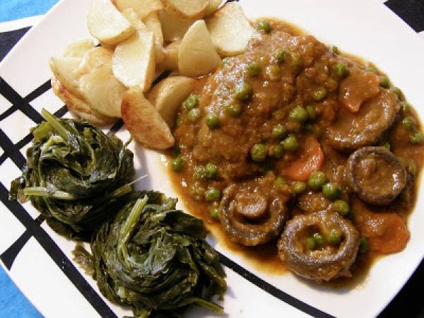 Carrilleras de ternera gallega estofadas con champiñones enteros.