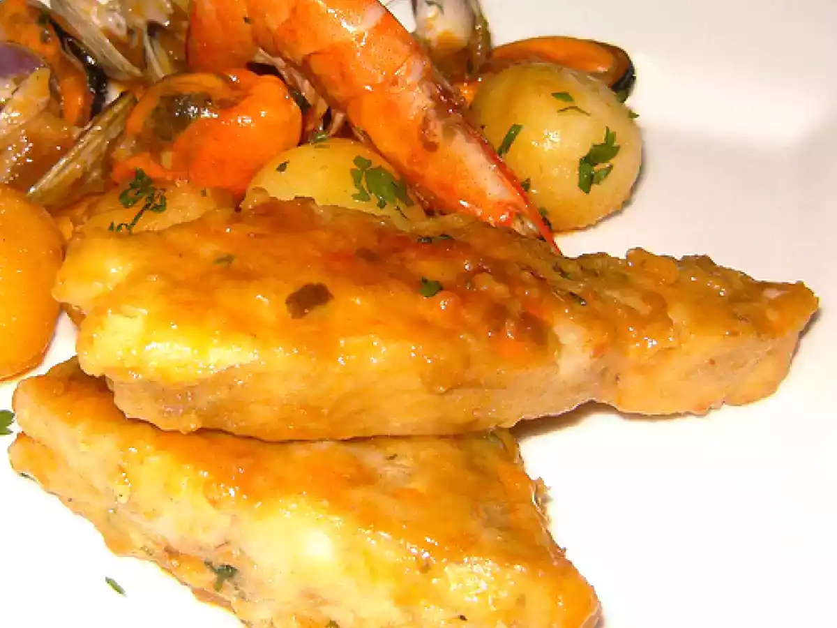 Castañeta (palometa) en salsa con mariscos