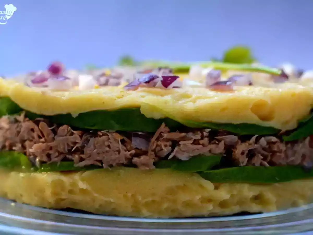 Causa de patatas, atún y aguacate