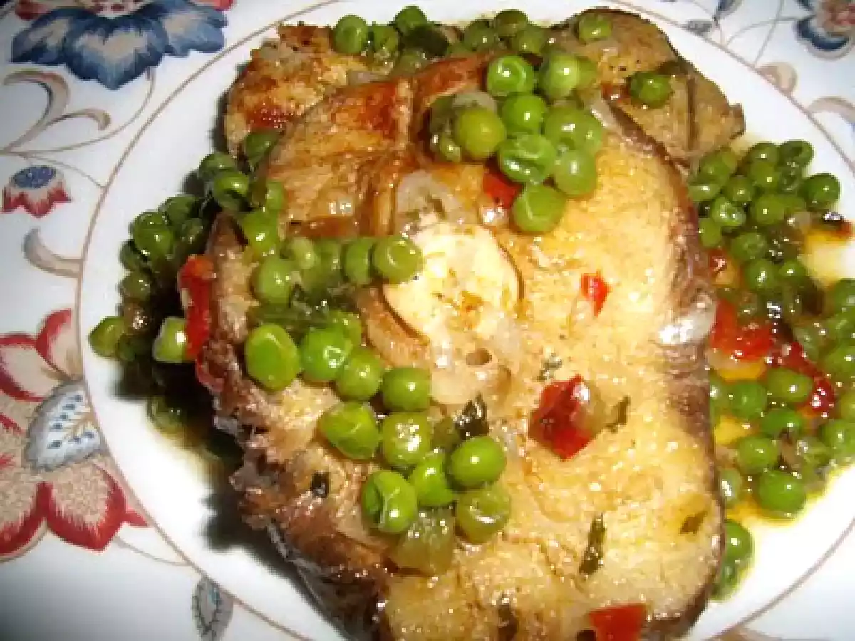 CAZÓN CON GUISANTES AL PIMENTÓN - foto 2