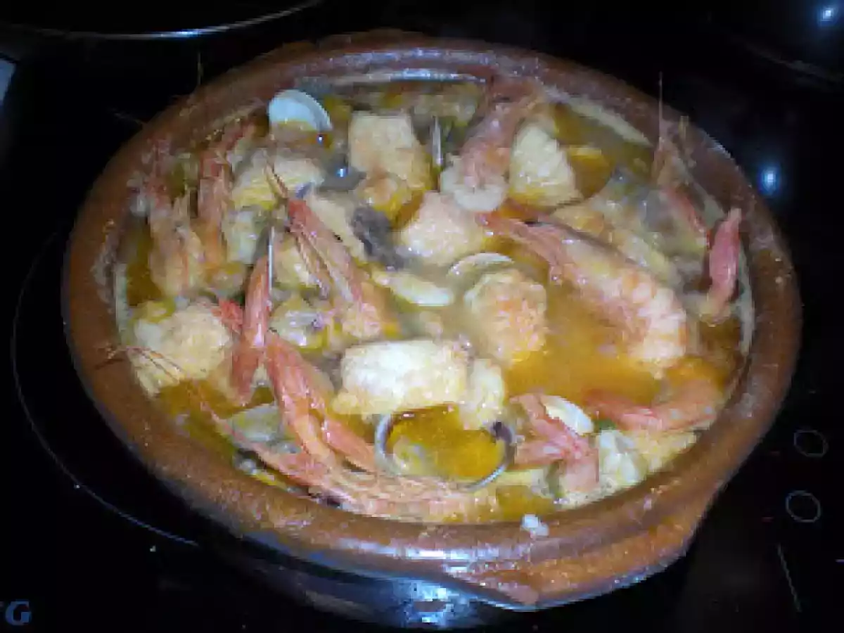 Cazuela de cazón con almejas y gambas - foto 2