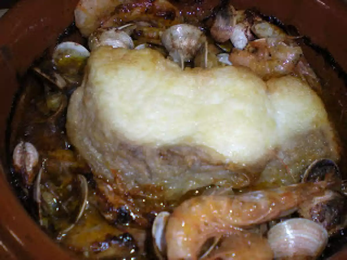 Cazuela de cazón con gambas y almejas