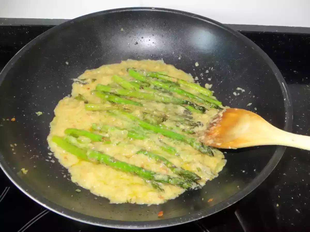 CAZUELA DE ESPÁRRAGOS Y HUEVOS - foto 3