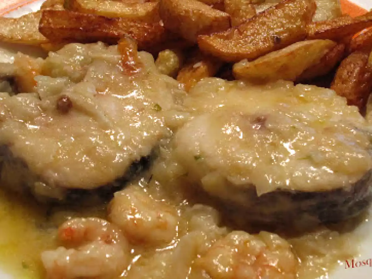 Cazuela de merluza y gambas al albariño