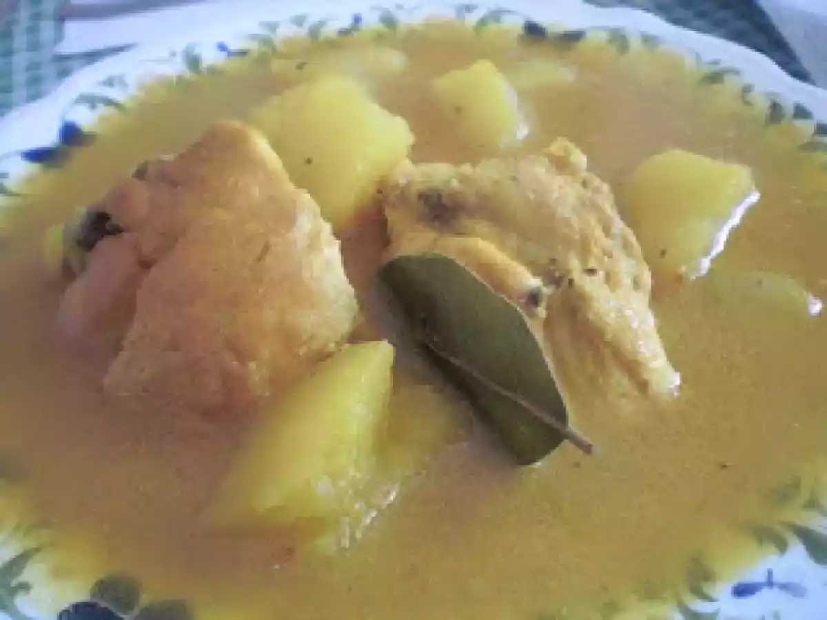 Cazuela de papas con pollo y almendras