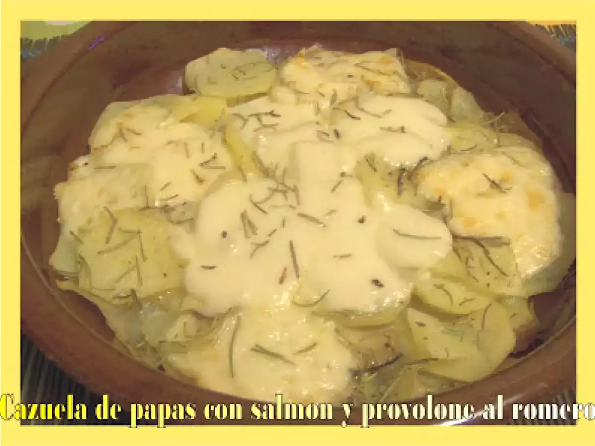 CAZUELA DE PAPAS CON SALMÓN Y PROVOLONE AL ROMERO