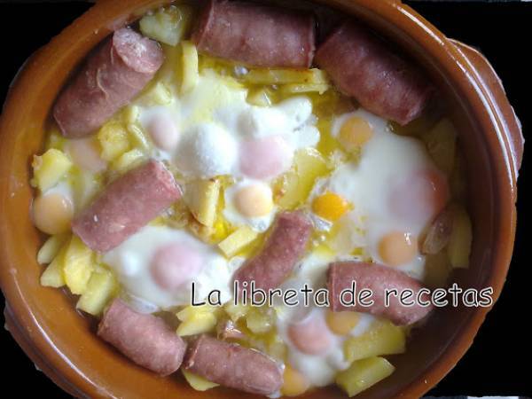 Cazuela de patatas huevos y longanizas