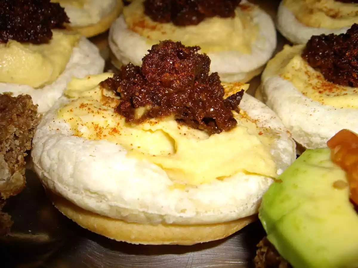 Cazuelitas de hojaldre rellenas de humus y paté de aceitunas